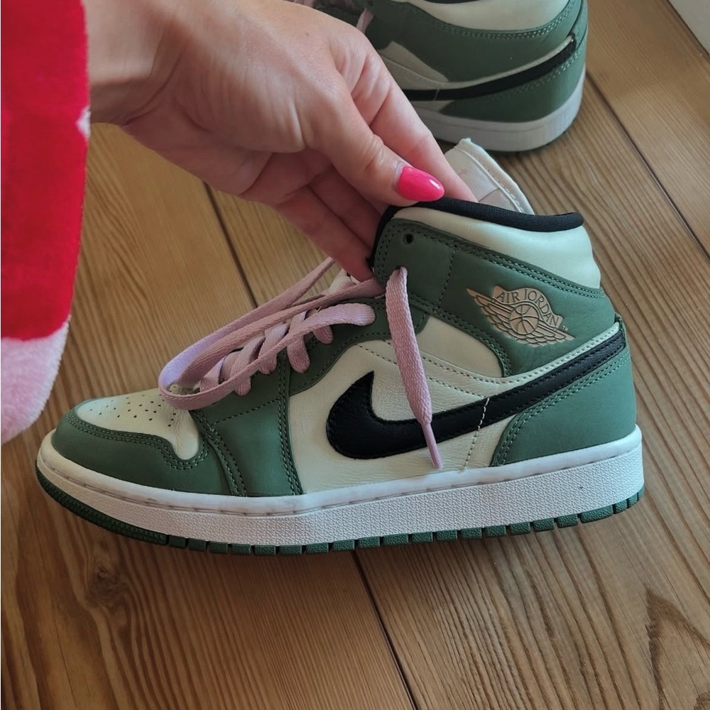 Dutch green Jordan 1 Mids - Picture 2 of 7